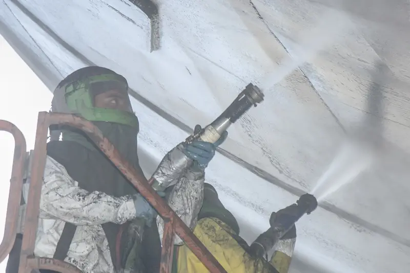 Dew point in painting: abrasive blasting of a ship hull before coating