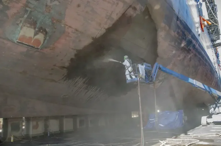 Dew point in painting: hull blasting in a dry dock before coating