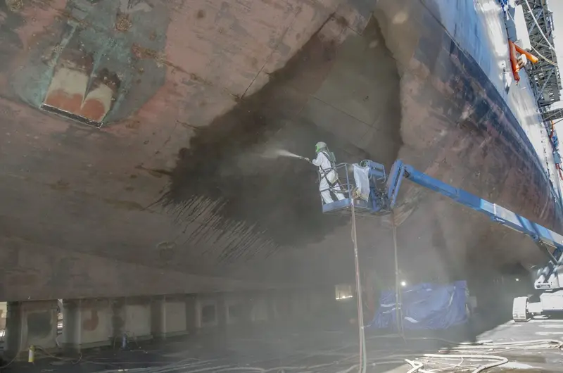 Dew point in painting: hull blasting in a dry dock before coating